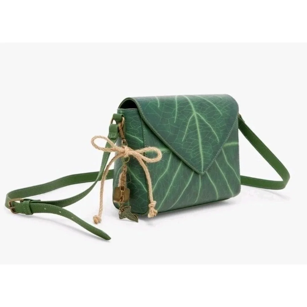 NEW The Lord of the Rings Lembas Leaf Crossbody Bag With Bag Charm